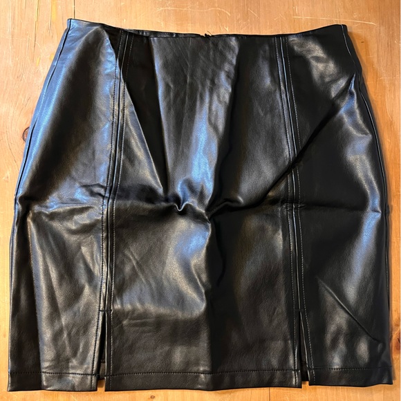 Faux leather skirt - Picture 1 of 3